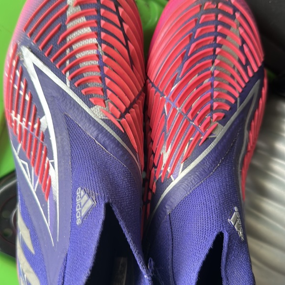 BOYS PREDATOR ADIDAS SOCCER CLEATS ….. GENTLY WORN …..EUC. $200 - Picture 8 of 8